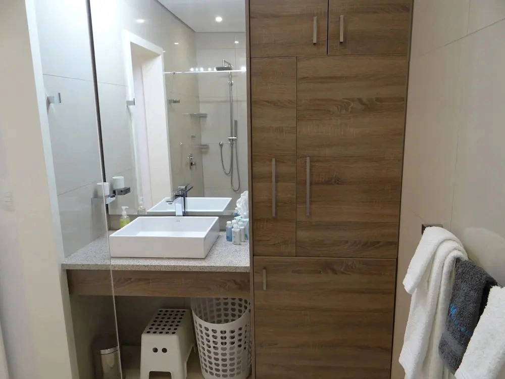 Stylish 1 BR Unit, pvt Garden, Free Wifi & Parking