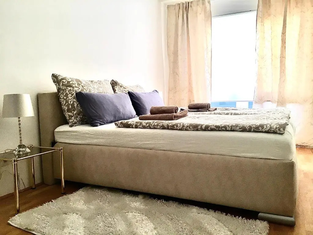 2 BR apartment next to metro U1, Free Parking