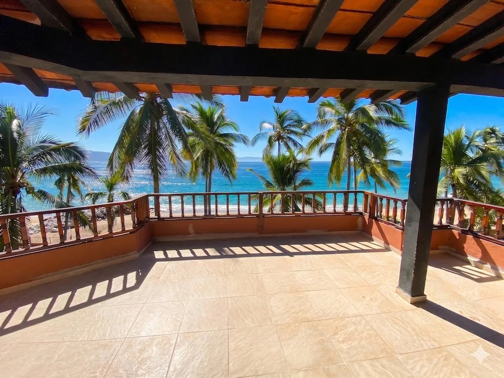 Oceanfront 5BR Villa by Monyxbnb