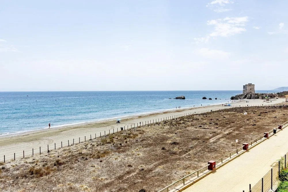 Lap- 3 bed Apartment on the Beach. Families Only