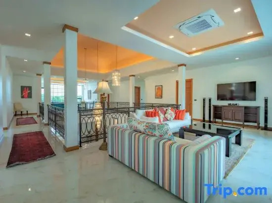 Villa Viola 7 Bedroom, Fully Staffed, on the Golf Course