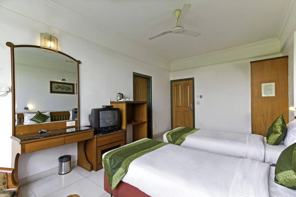FabHotel Golden Emerald