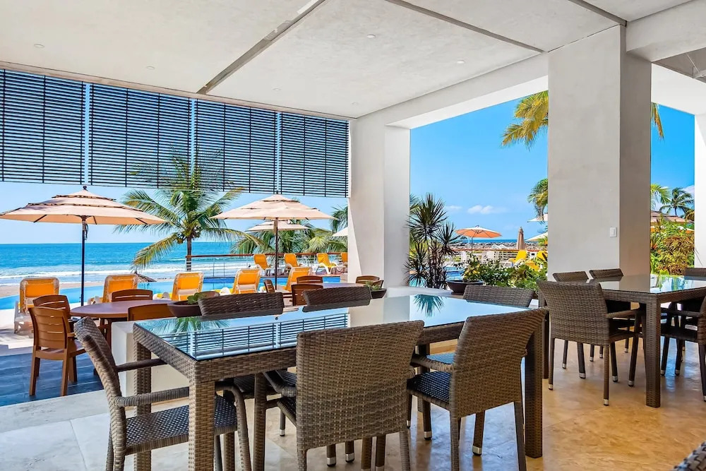 Beachfront 4th-floor Condo With Views, Outdoor Pool, Balcony, W/D & Central AC