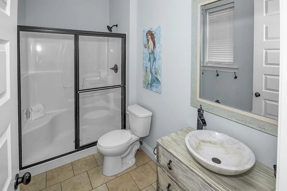 5 Bed, 5 Bath Beach Home/Only a 3 Minute Walk To The Beach! SLEEPS 12