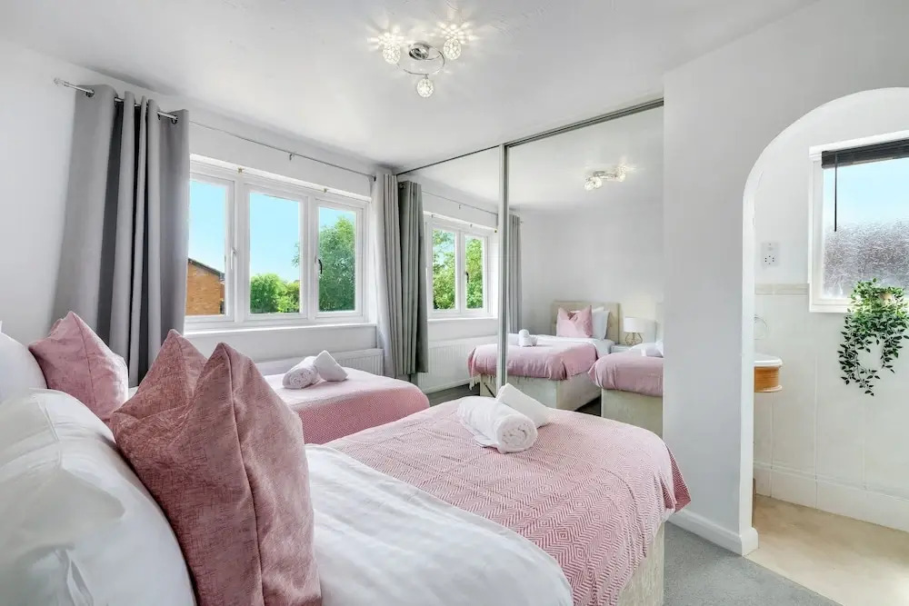 Sharp Close 4 Bedroom 2 Bath - Aylesbury