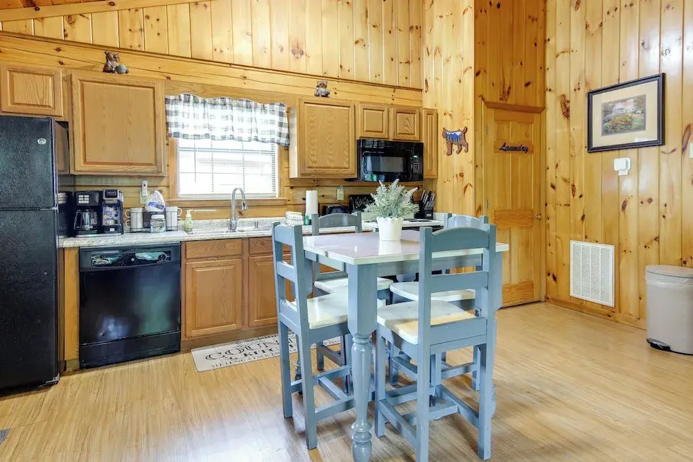 Tennessee Cabin w/ Balcony, Hot Tub & Pool Access!