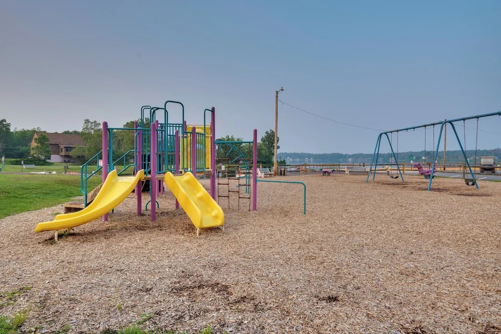Lake & Pool Access: Poconos Family Getaway!