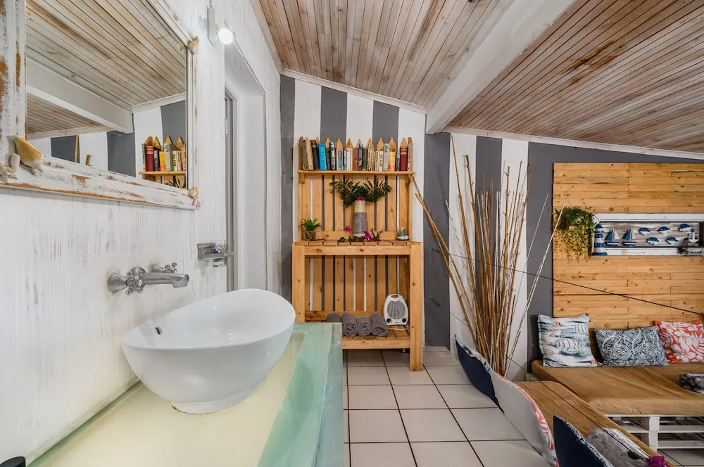 302 On Old Seaview Road - Stargazer Cottage