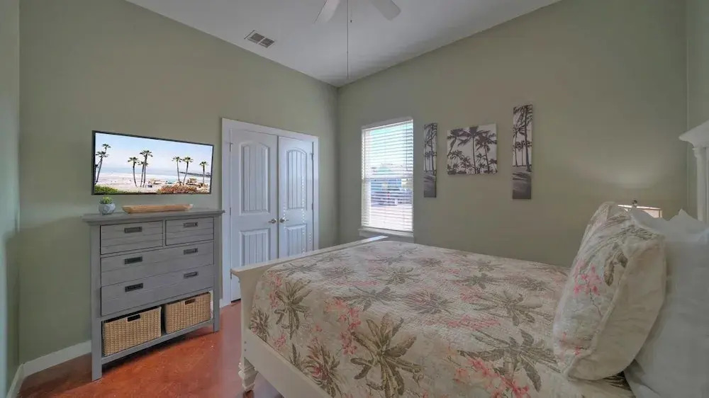 Sleeps 27 3 Homes Near the Beach, Pools, Dining & Entertainment by Avantstay