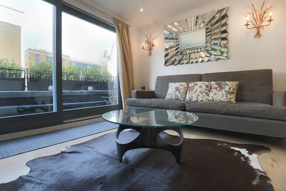 Stylish 1 Bedroom Flat With Balcony in North Kensington