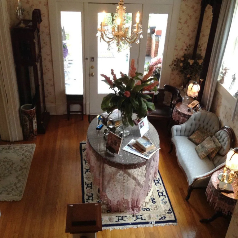 2439 Fairfield "A Bed and Breakfast"