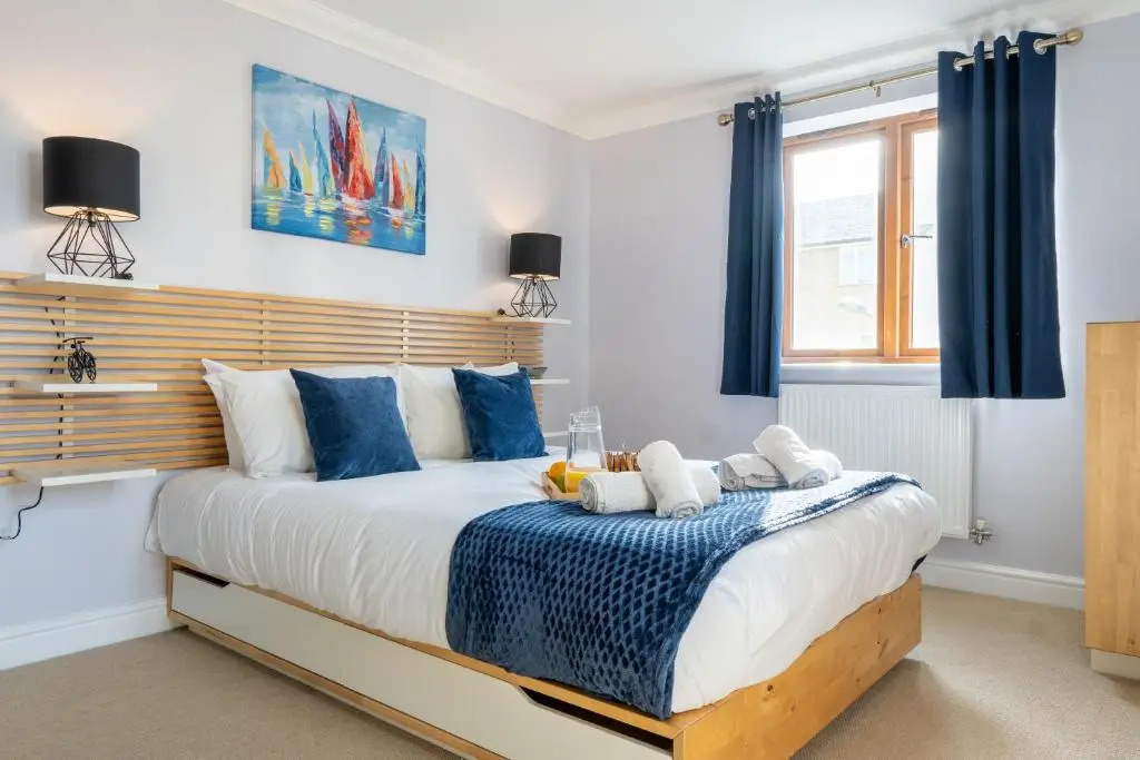 Homely Two Bedroom Apartment in Milton Keynes - Free Parking & WiFi