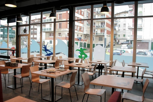 Mundaka Hostel & Sport Cafe