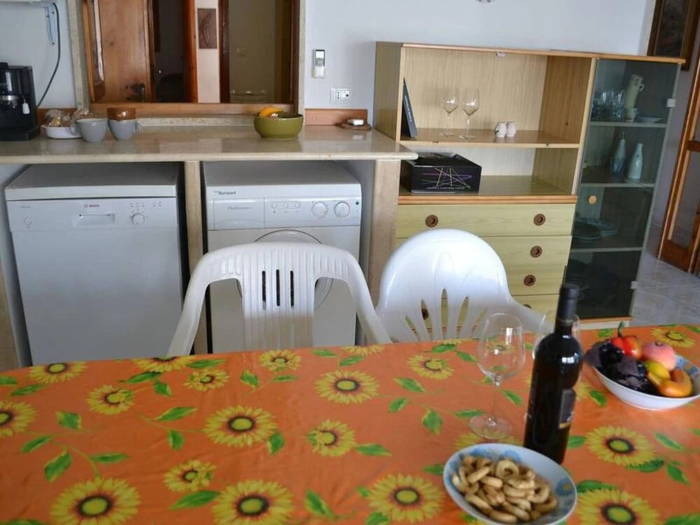 Cosy Apartment Near The Beach With Patio; Pets Allowed; Parking Available