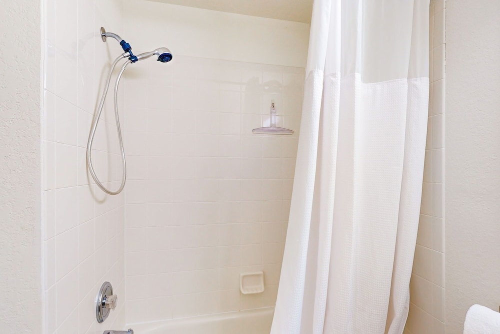 Spacious Home in a Great Neighborhood With Enclosed Pool & AC - Dog-friendly