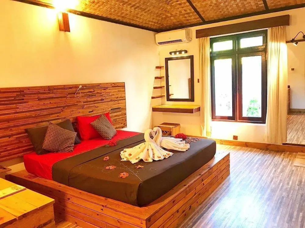 Yonder Retreat Folhudhoo