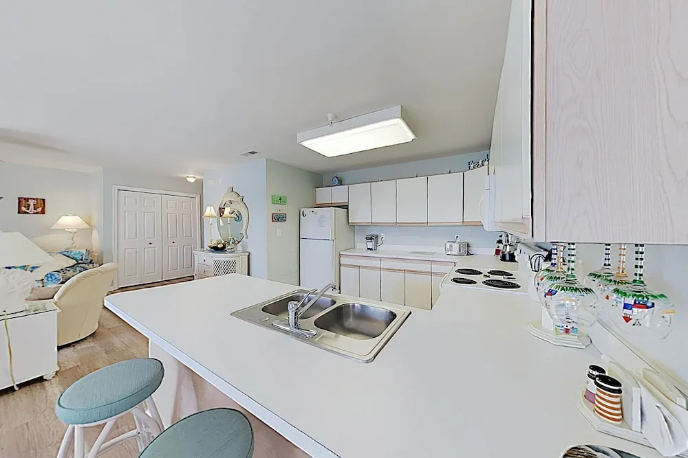 Walk To Beach! Bayfront End Unit W/ Pool & Patio 2 Bedroom Condo