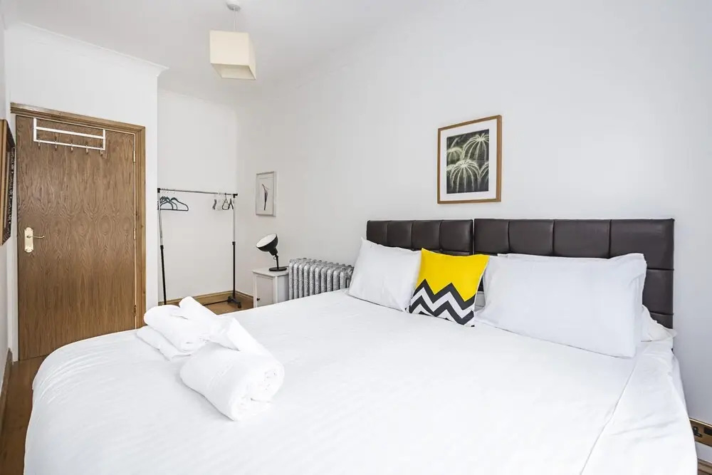 Stunning Light Filled 2 Bed Apartment + Parking Sleeps 7