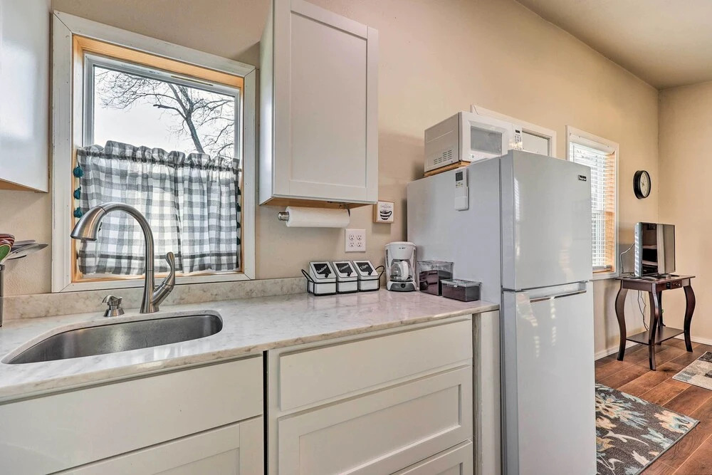 1 Mi to Dtwn Rogers: Convenient Getaway w/ Patio