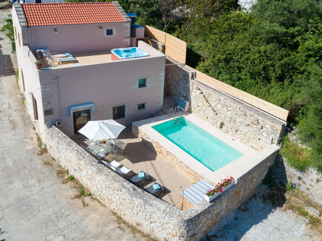 Olga's Filoxenia - Villa Aladanos-private pool and heated jacuzzi