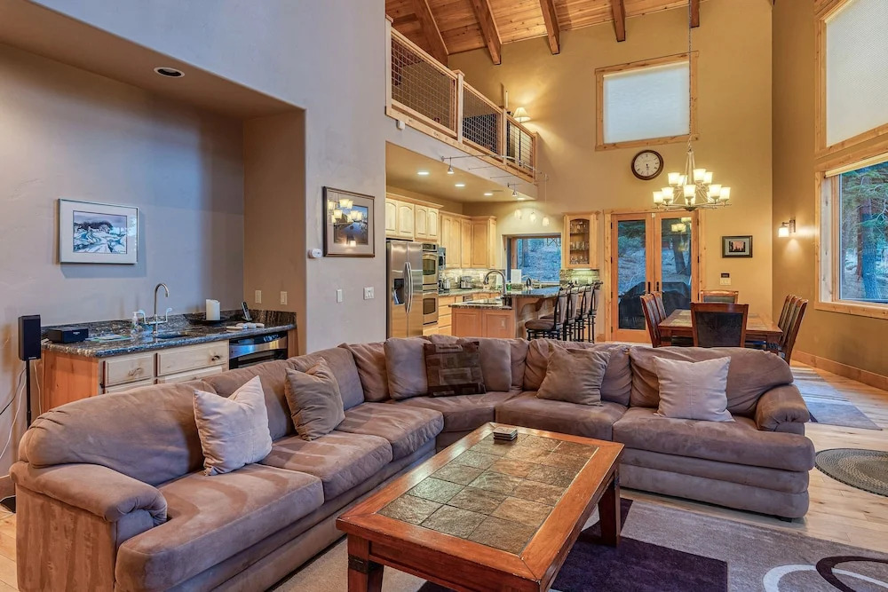 New Listing! Elegant , Tahoe Donner Amenities 4 Bedroom Home