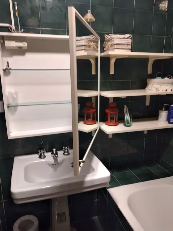 Room-room With Private Bathroom In Bolog