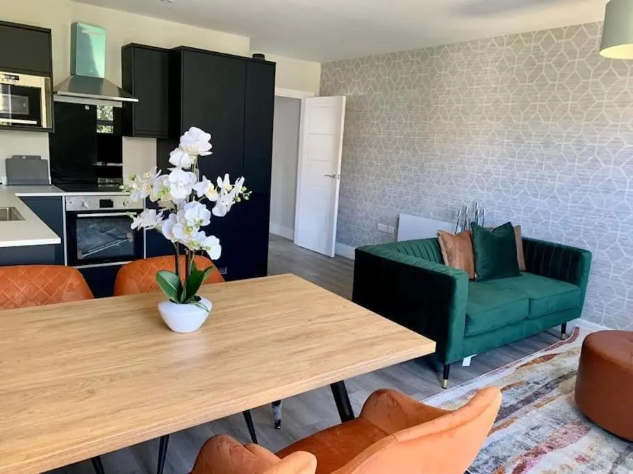 Bright, Vibrant New 1 Bedroom Town Centre Parking