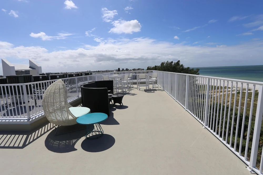 Luxurious/brand New Oceana/pools/hottubs/ W203 Great Location!