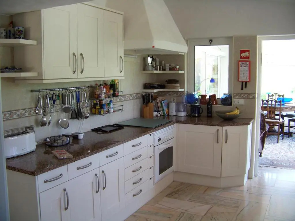 Castelo do Mar, 3 bedroom villa with private pool in large garden, 400m to beach and close to village