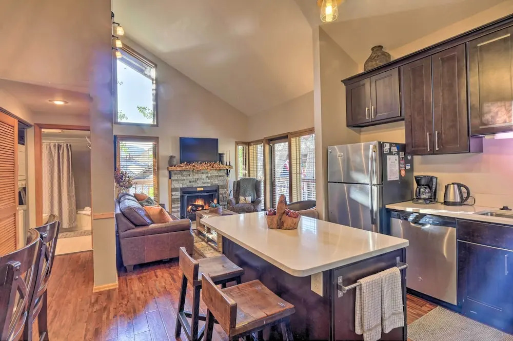 Spacious Breckenridge Condo: Walk to Ski Lifts!