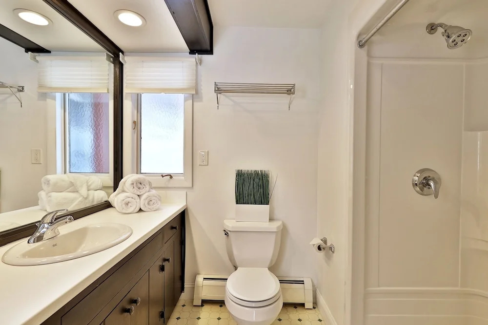 The Birch Ridge: Colonial Maple Room #1 - Queen Suite In Renovated Killington Lodge 1 Bedroom Home