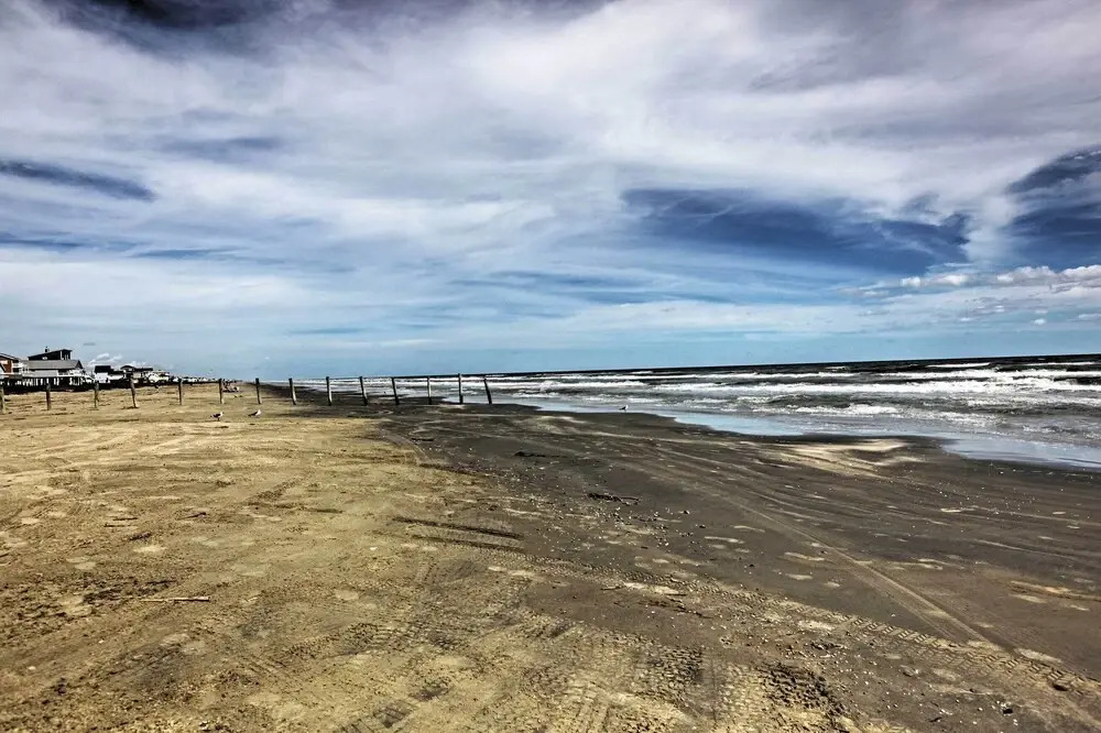 1/2 Mi to Beach: Canal-front Galveston Home!