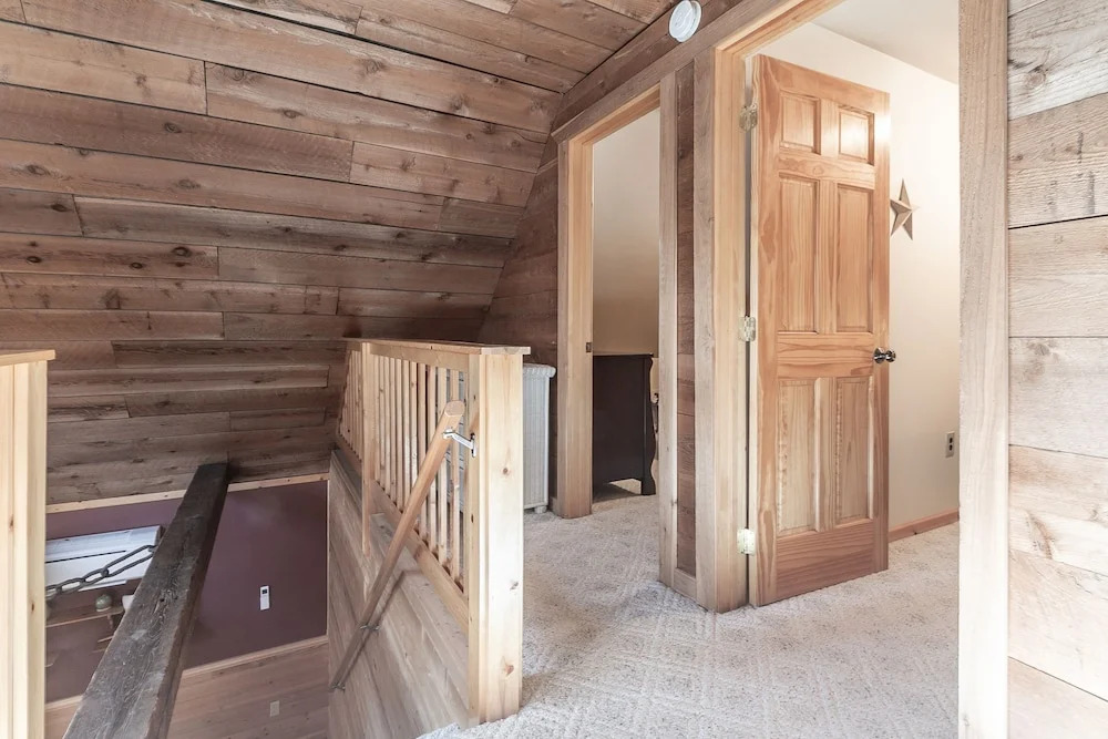 Log Hauler Haus Apartment 3 NW Comfy Cabins
