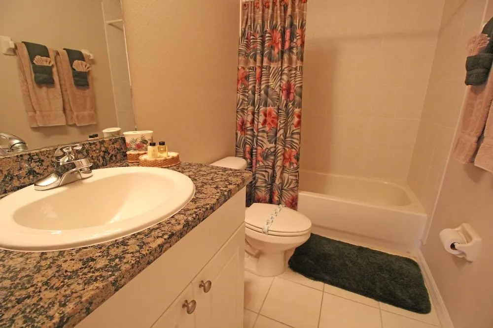Golf , Walk To The Course 3 Bedroom Condo by RedAwning