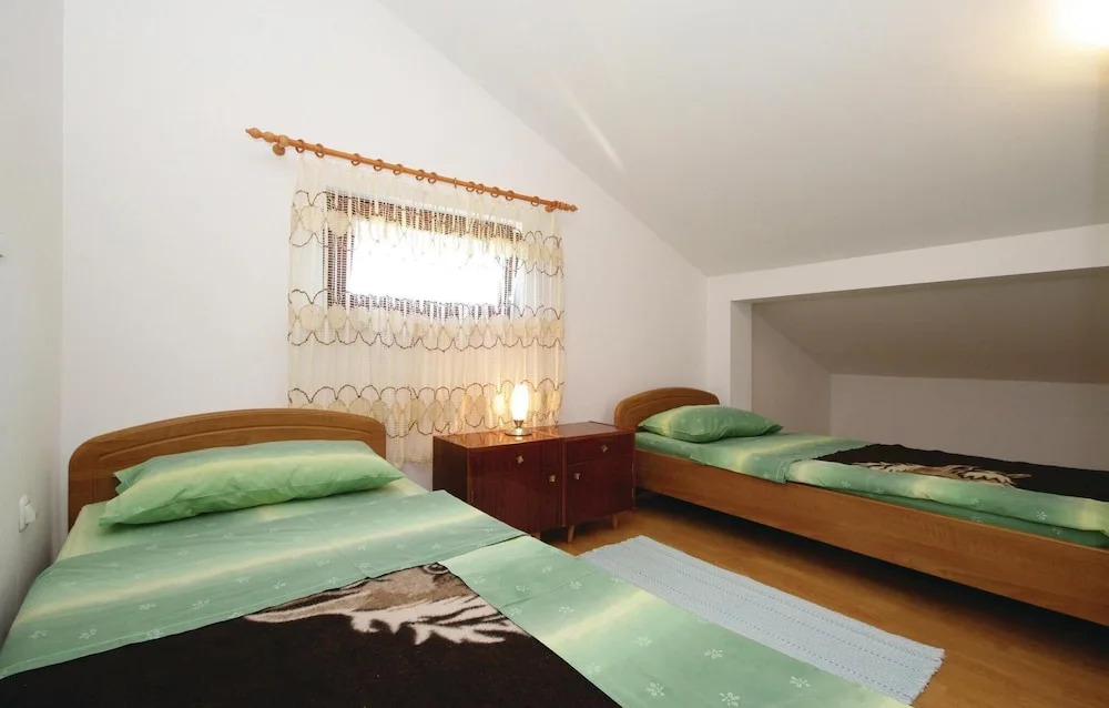 Nice Home in Stari Grad With Wifi and 4 Bedrooms