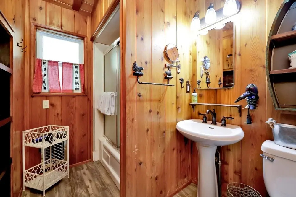2069 - Bear Cub Cabin 2 Bedroom Home by RedAwning