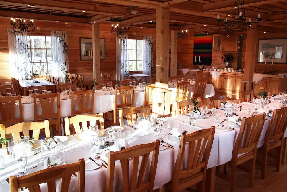Isokenkäisten Klubi - Wilderness Lodge