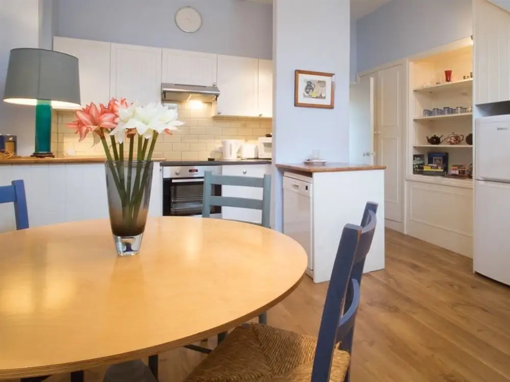 Elgin Crescent Apartment