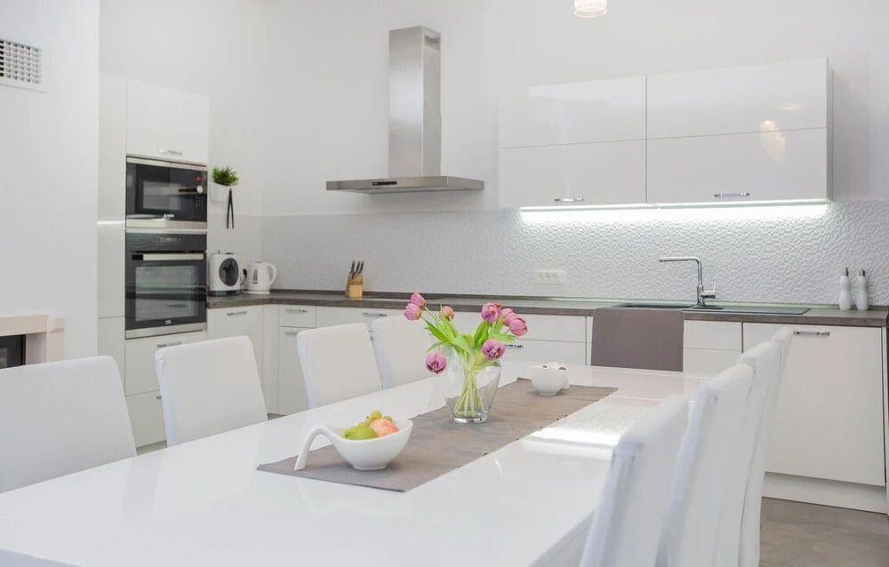 Beautiful Home in Grohote With Wifi, 4 Bedrooms and Sauna
