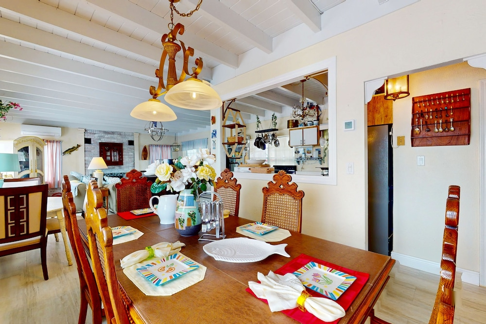 Spacious Lakefront House With Private Dock , gas Grill, Deck and Patio