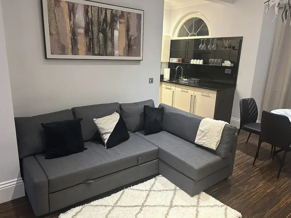 Tavistock House-contractor Stay-parking-sleeps 7,