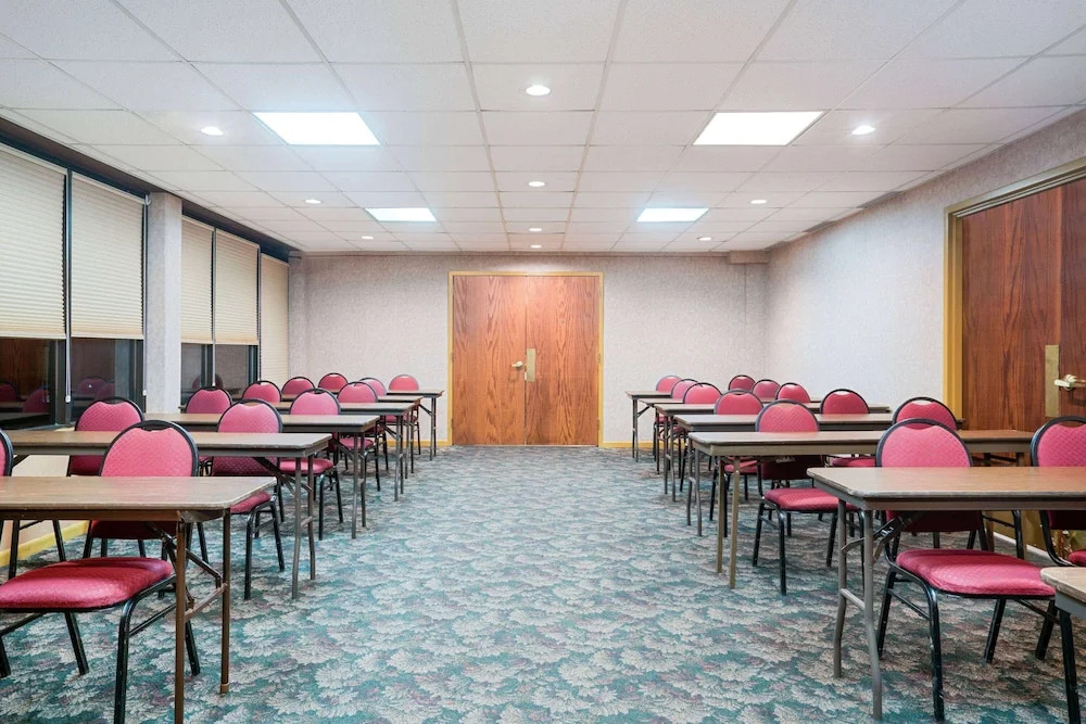 Ramada Plymouth Hotel And Conference Center