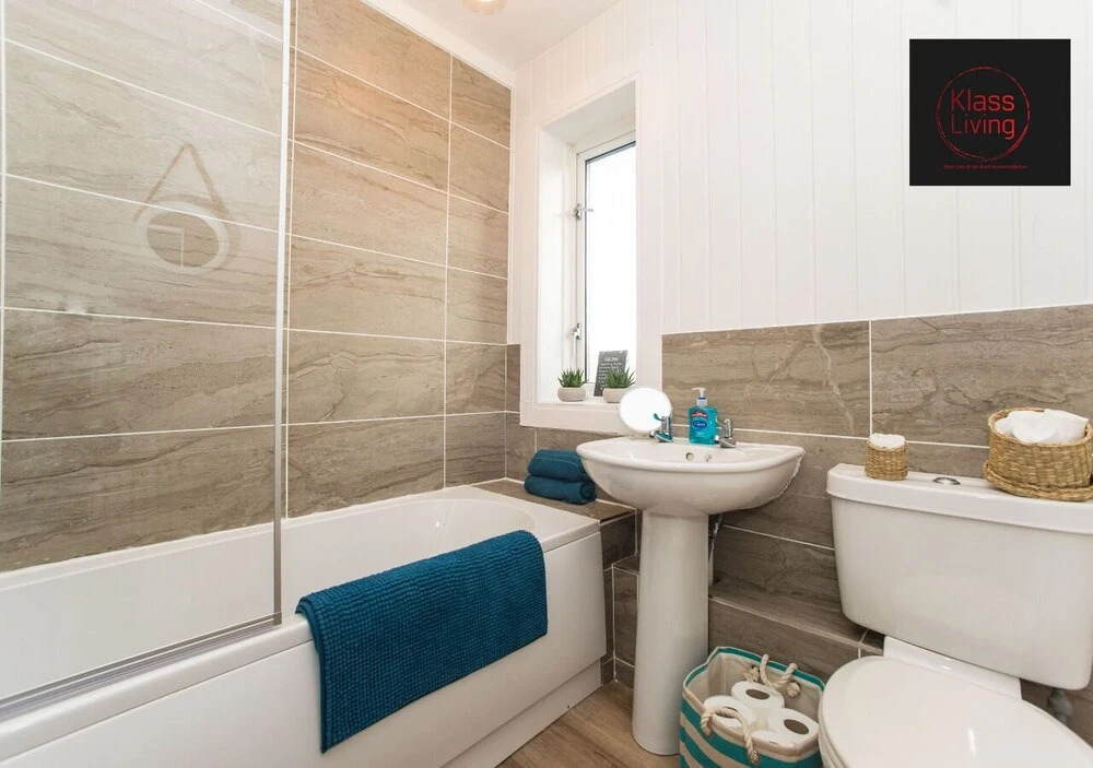 Two Bedroom House by Klass Living Serviced Accommodation Hamilton - Kenmar House With Parking & WiFi