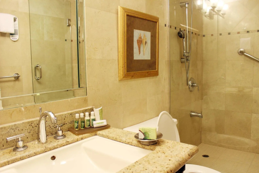 Courtleigh Hotel & Suites