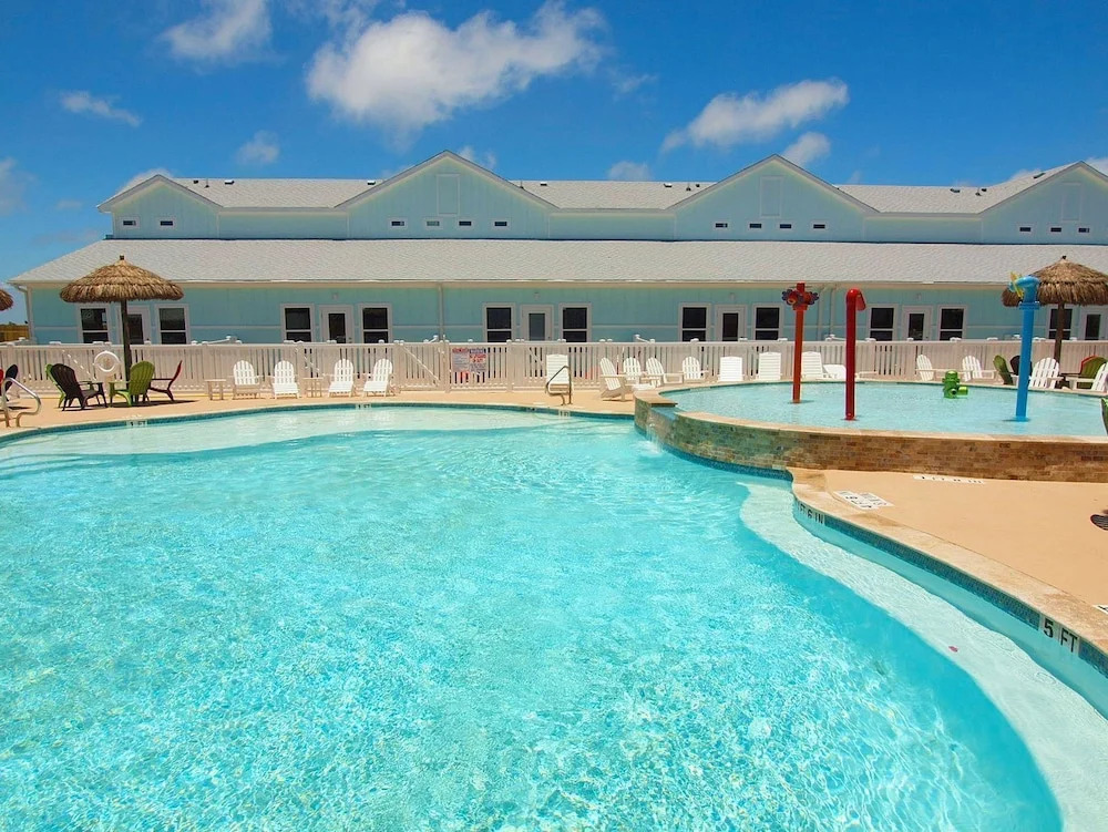 Nemo Cay Resort D142 Poolside by RedAwning