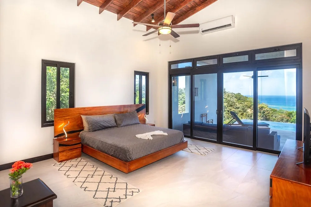 Ocean Pearl 4 Bedroom Home by RedAwning