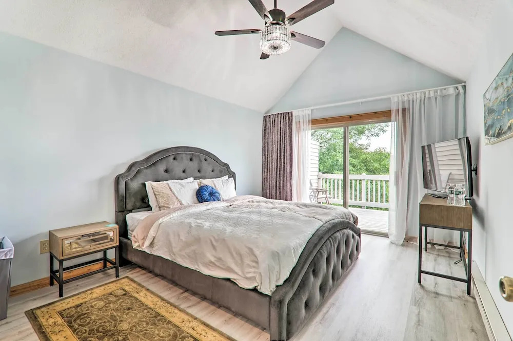 Modern Camelback Mountain Home: 1/2 Mi to Skiing!