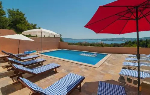 Twelve-Bedroom Holiday Home in Seget Donji