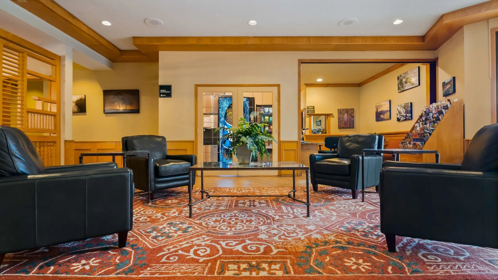 Invermere Inn & Suites