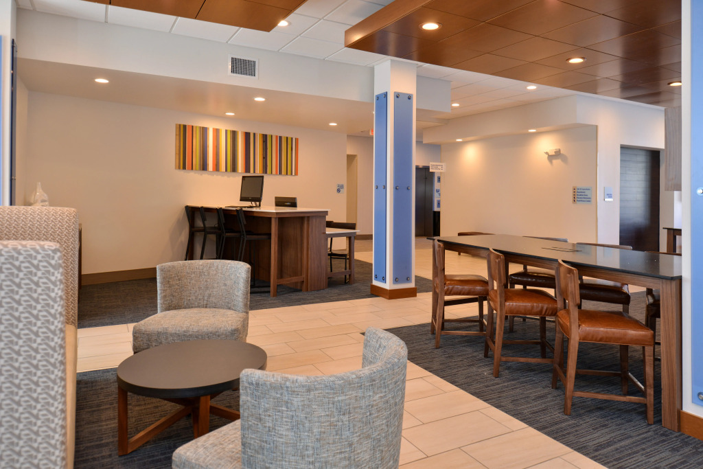 Holiday Inn Express & Suites Farmington Hills - Detroit by IHG